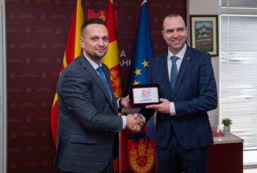 Кюстендилският градоначалник О. Атанасов с благодарствен плакет от кмета на Крива паланка С. Митовски заради подкрепата по време на пожарите миналата година в РС Македония