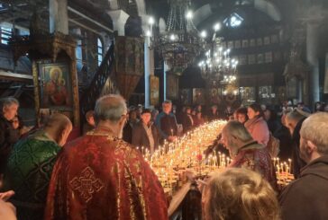 С „огнен кръст“ осветиха меда в благоевградския храм „Въведение Богородично“