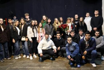 С нестандартна покана на сцената на театъра зрелостници от Благоевград изненадаха класната си 