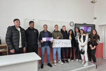 С ръчно изработено табло с петолиние и питка с мед абитуриентите на СУ - Крупник поканиха класния си и кмета на селото на бала