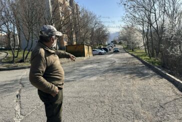 НА ВНИМАНИЕТО НА ОТГОВОРНИТЕ ИНСТИТУЦИИ! Опасна пукнатина на подпорната стена край натоварени стълби в Благоевград застрашава десетки пешеходци, пропада и улицата над нея