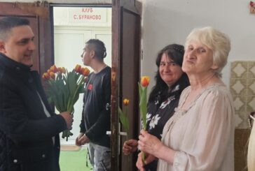 Кметът на Кочериново обиколи селата в общината, пенсионерски клуб и Дома за стари хора, подари цвете на дамите