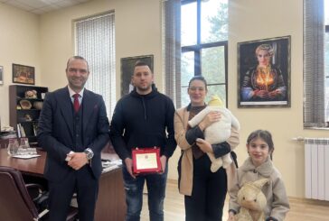 На тържествена церемония наградиха „Бебе на годината” за 2026 г. в Кюстендил 