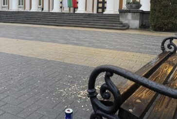 Люспи от семки и хвърлени кенчета пред Двореца на културата в Перник разгневиха жителите