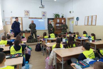Военнослужещи от Трето бригадно командване в Благоевград запознаха малчуганите от Детското полицейско управление с професията си