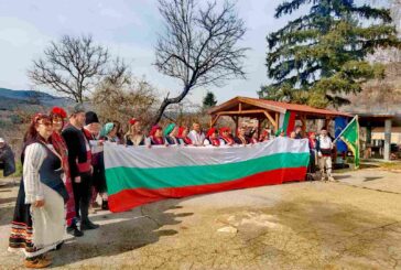 Малката Йоана надпя популярния си дядо Д. Цонев-Адамо на хоротеката в благоевградското с. Логодаж по случай националния празник 3 март