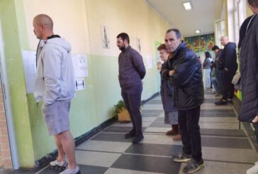 Опашки за гласуване в Перник, повечето искат на машина
