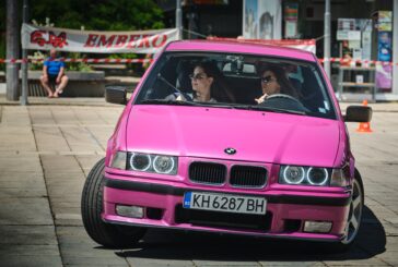 Дами ще сменят гуми за бързина в авто шоу 