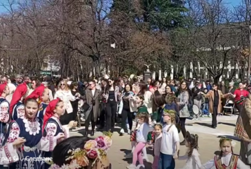 Благотворителна хоротека събра стотици благоевградчани и музикални изпълнители на Цветница на площада в Благоевград