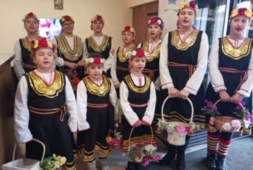 Лазарки, облечени в народни носии и закичени с косичници,  обиколиха домовете в пернишкото с. Витановци