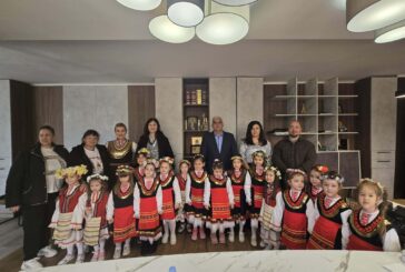 Малки лазарки изненадаха кметския екип и служителите в община Дупница с богата програма песни, хора и наричания за здраве 
