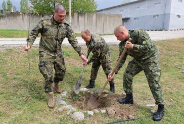 Военнослужещи от Благоевград засадиха 50 фиданки червен дъб в името на по-чиста околна среда