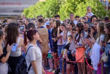 Четири вечери 335 зрелостници от община Кюстендил ще дефилират по червения килим, вижте графика
