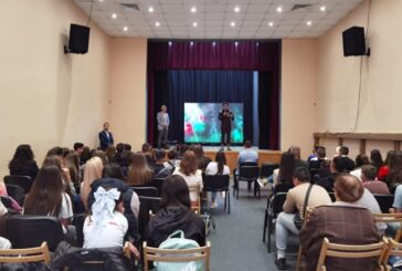 Ученици от Радомир преживяха вълнуваща среща с пилотът и рекордьор на Гинес Николай Калайджиев