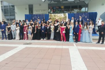 ПГТЛП - Благоевград откри парада на красотата, абитуриент без дама обра овациите