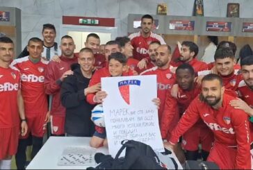 Футболистите на “Марек“ подариха топка с автографи на сръчен малчуган от школата
