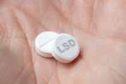 Какво представлява наркотикът LSD: Силни халюцинации и загуба на контрол