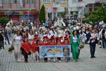 С празнично шествие, събрало хиляди жители и гости на града, в Гоце Делчев тържествено отбелязаха 24 май