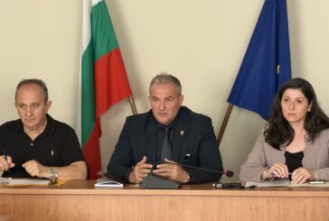 ВНИМАНИЕ, ПЧЕЛАРИ! При подходящо време във вторник пръскат срещу марокански скакалци в Петрич и Сандански