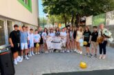 С думи на признателност и под звуците на „Един неразделен клас“ седмокласници поканиха любимата си учителка на другарска вечер