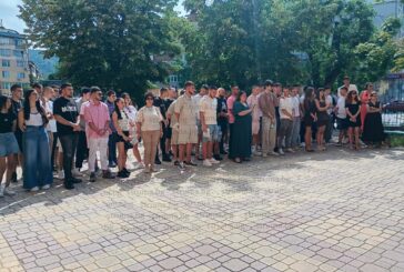 75 зрелостници на Гимназията по строителство в Благоевград, от които 18 отличници, получиха дипломи тържествено в училищния двор