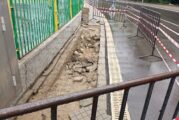 Ден след представянето на успешното обновяване на благоевградското 2 ОУ пропадна част от тротоара, новият асфалт в двора стана на бабуни, метър и половина вода разби вратата на подлеза…