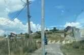 2 електрически стълба насред асфалта вкараха благоевградското с. Рилци в списъка с градоустройствените БГ абсурди