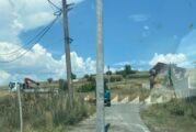 2 електрически стълба насред асфалта вкараха благоевградското с. Рилци в списъка с градоустройствените БГ абсурди