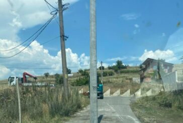 2 електрически стълба насред асфалта вкараха благоевградското с. Рилци в списъка с градоустройствените БГ абсурди