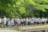 Факелно бягане около езерото в парк 