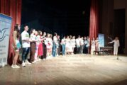 Със среден успех „Отличен“ /5.63/ от петте години на обучение и 5.42 на двете матури 162-мата абитуриенти на Езиковата гимназия в Благоевград получиха дипломите си