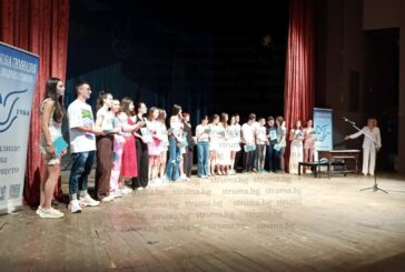Със среден успех „Отличен“ /5.63/ от петте години на обучение и 5.42 на двете матури 162-мата абитуриенти на Езиковата гимназия в Благоевград получиха дипломите си