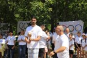 Факелно бягане около езерото в парк 