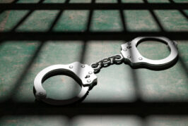 Съдът остави в ареста двамата обвиняеми за срязаните гуми на десетки автомобили в Дупница