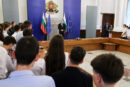 Премиерът връчи националния флаг на олимпийските отбори по природни науки