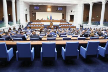 Депутатите замразиха заплатите си, но оставиха „вратичка“ за бъдещо увеличение