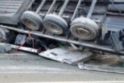 Влекач се преобърна в крайпътен скат, шофорът е в болницата в Гоце Делчев