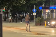 Мъж изсипа пясък на пешеходна пътека в центъра на Перник