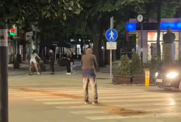 Мъж изсипа пясък на пешеходна пътека в центъра на Перник
