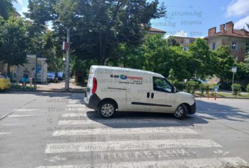 Куриерски бус внезапно блокира на пешеходна пътека в Благоевград (ВИДЕО)
