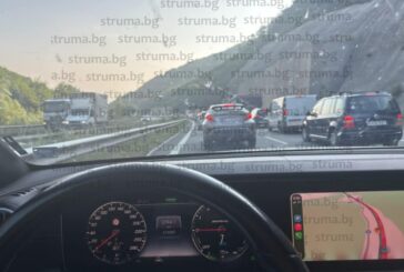 Огромна тапа затрудни движението по АМ „Струма“ от Перник за София