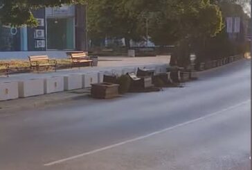 Мъж поломи кашпи с цветя в центъра на Перник