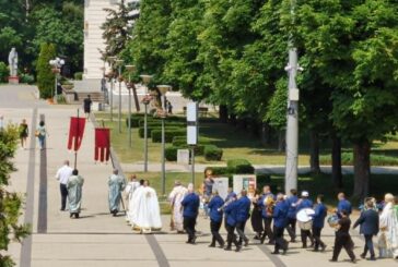 Литийно шествие премина през центъра на Перник