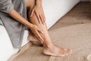 Подуване, тежест и умора в краката – кога да потърсим лекар?