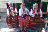 Деца и баби плетат и бродират в Белица