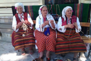 Деца и баби плетат и бродират в Белица