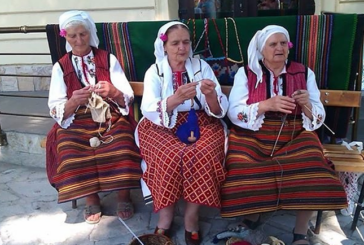 Деца и баби плетат и бродират в Белица