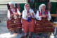 Деца и баби плетат и бродират в Белица