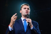 Семейството на Чарли Кърк влиза в съдебната зала в Юта