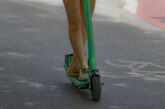 Момиче бяга с тротинетка от полицията в Перник, санкционират и родителите